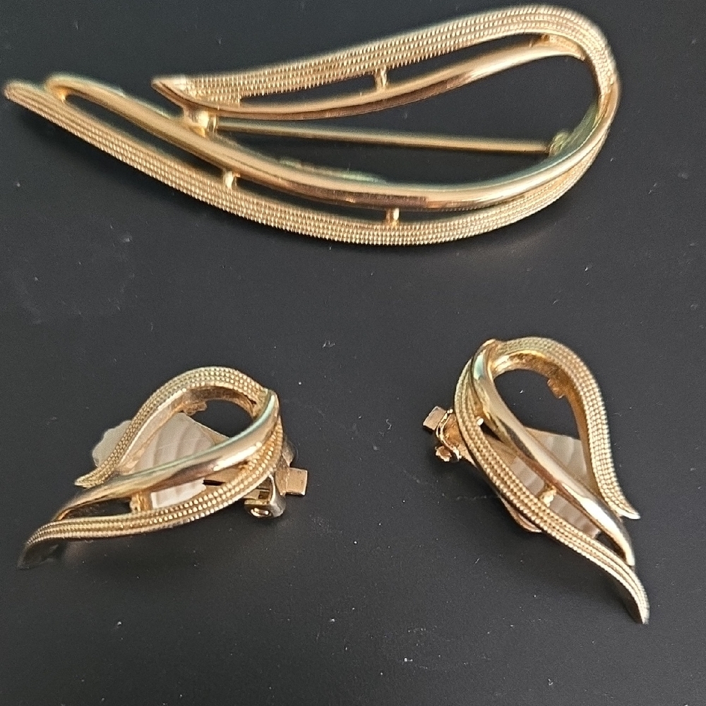 Sarah Coventry Elegant Gold-Tone Jewelry Set Brooch And Clip On Earrings